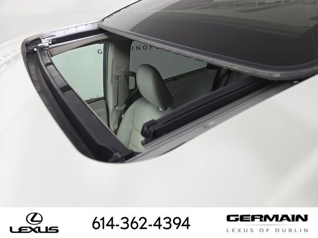 Used 2017 White Toyota XLE image 30