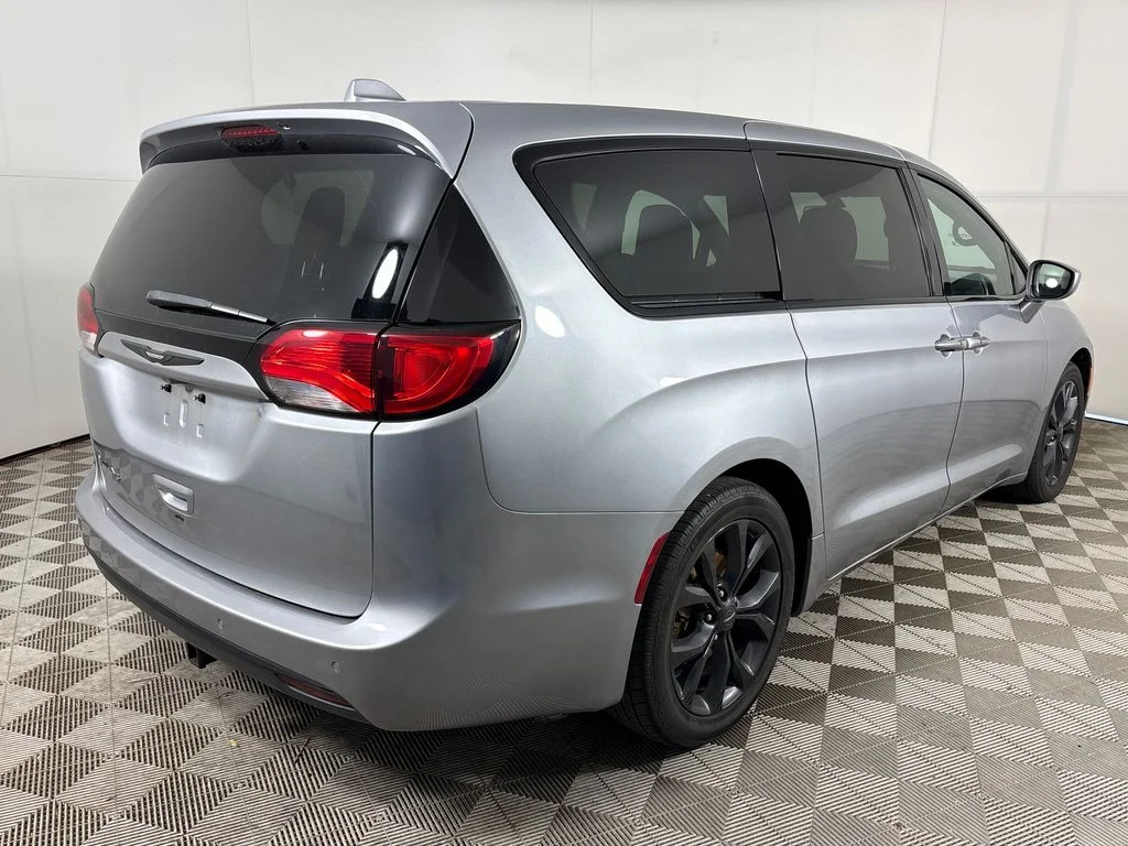 Used 2018 Silver Chrysler Touring Plus image 4