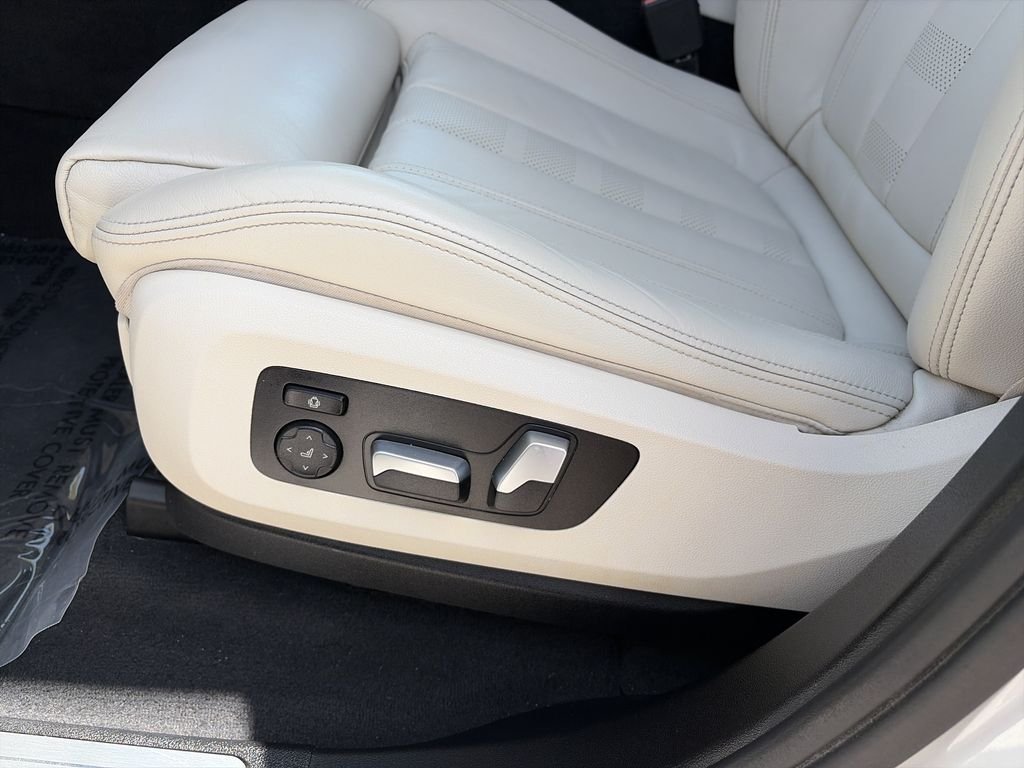 Used 2020 White BMW sDrive40i image 12