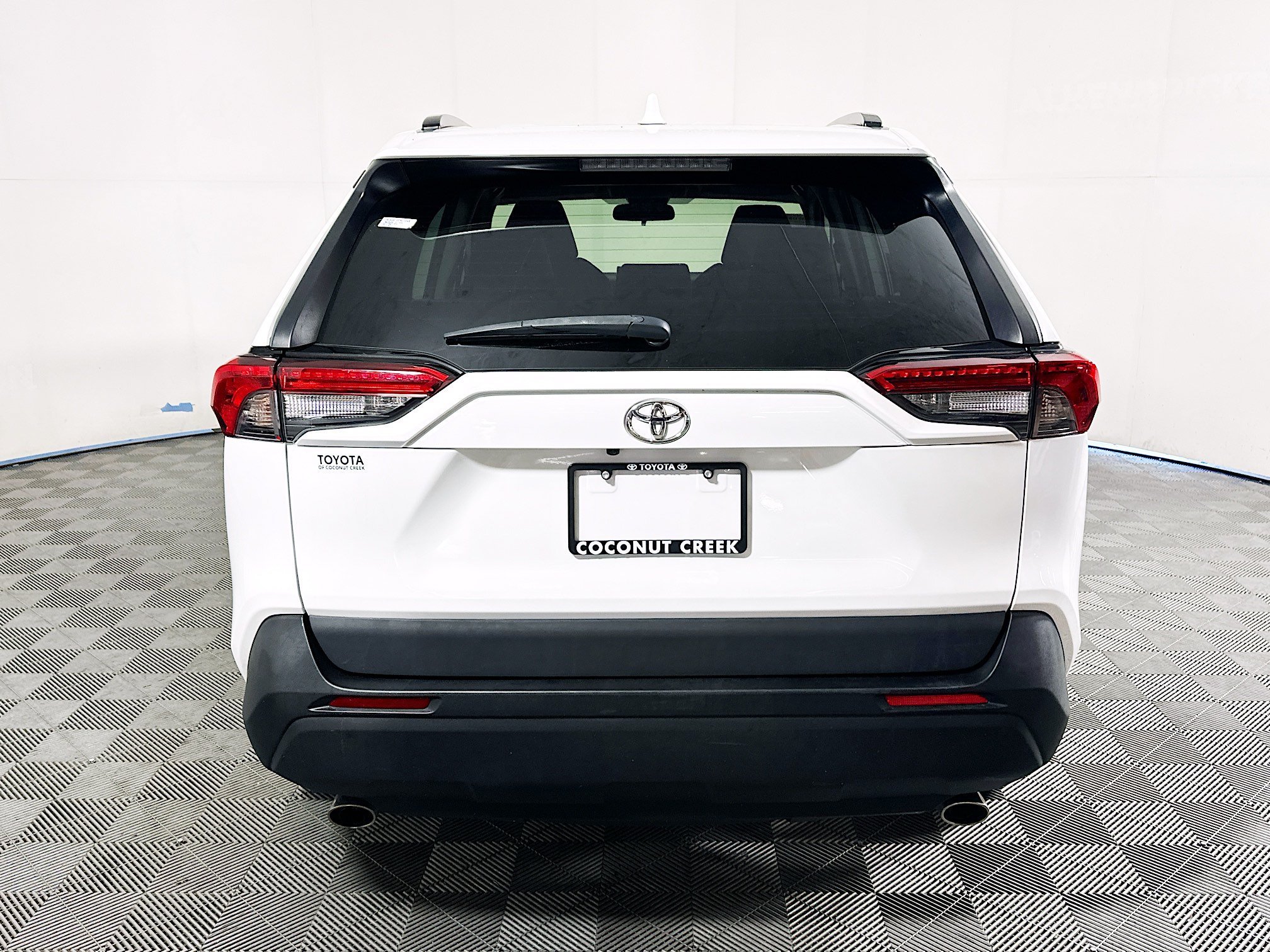 Used 2021 Super White Toyota XLE image 4