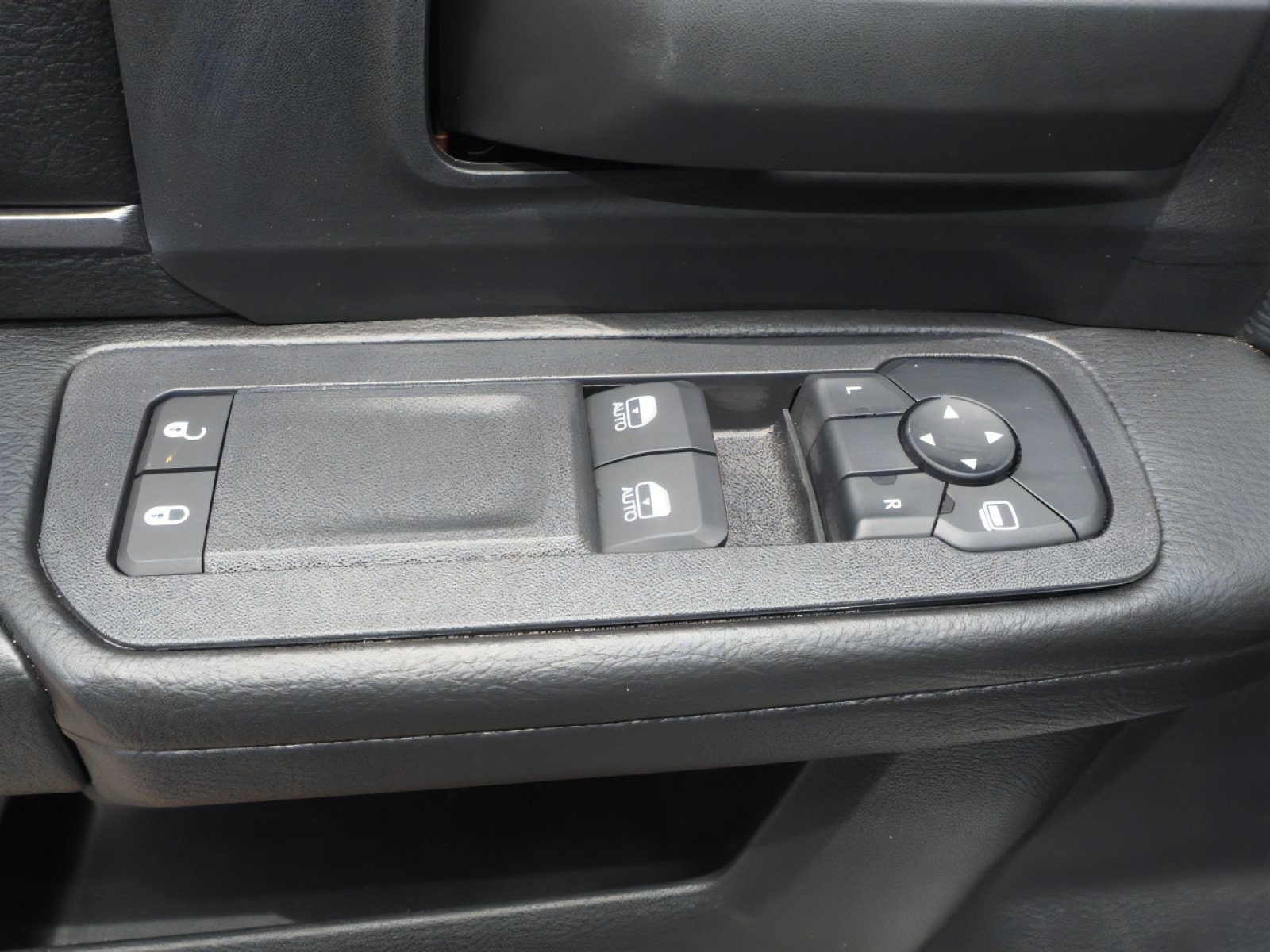 2025 RAM 3500 Chassis Tradesman - Photo 17