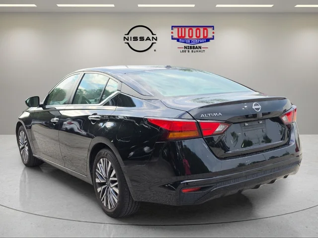 Used 2025 Super Black Clearcoat Nissan 2.5 SV image 4