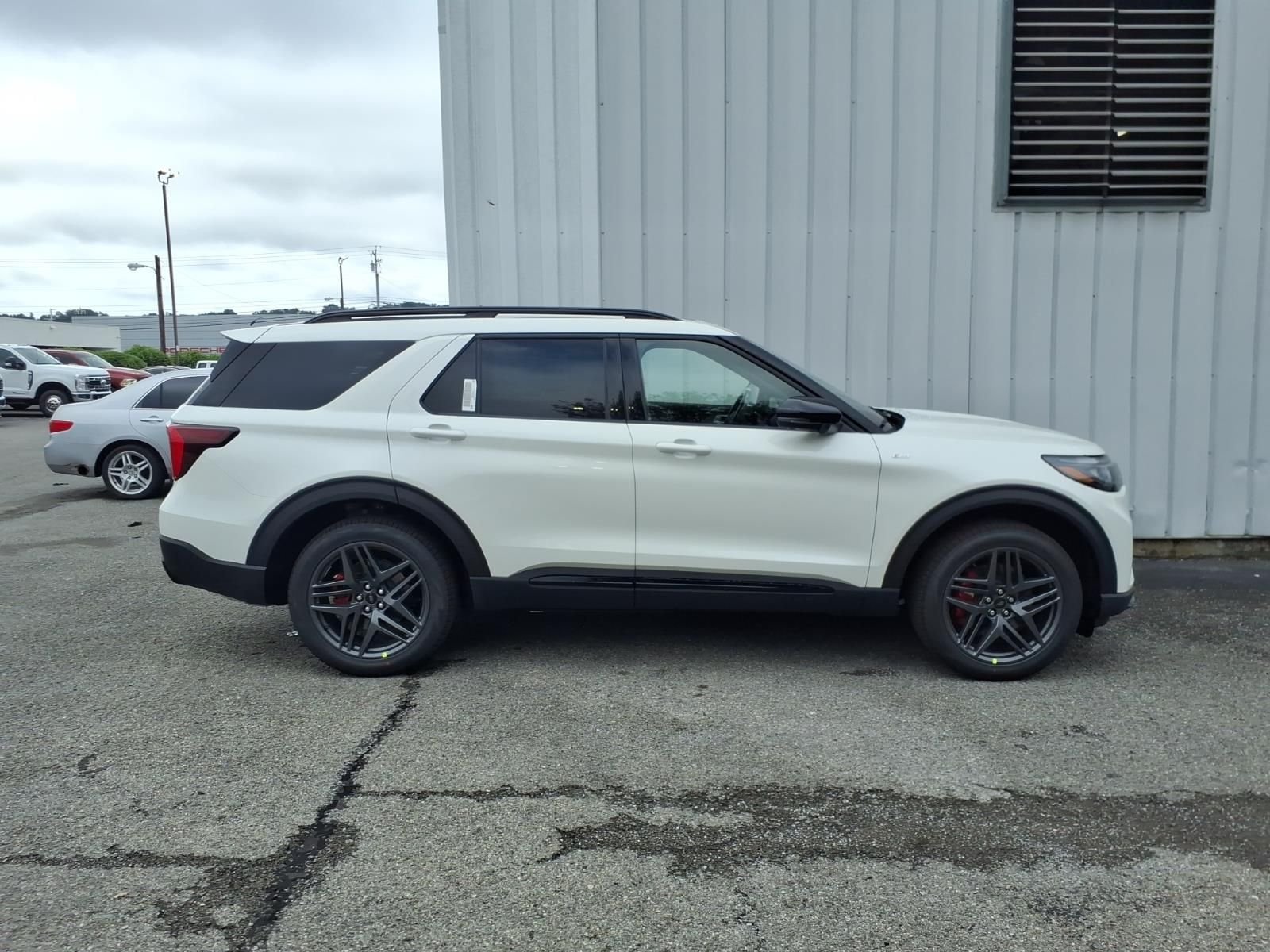 New 2026 Star White Metallic Tri-Coat Ford ST-Line image 6