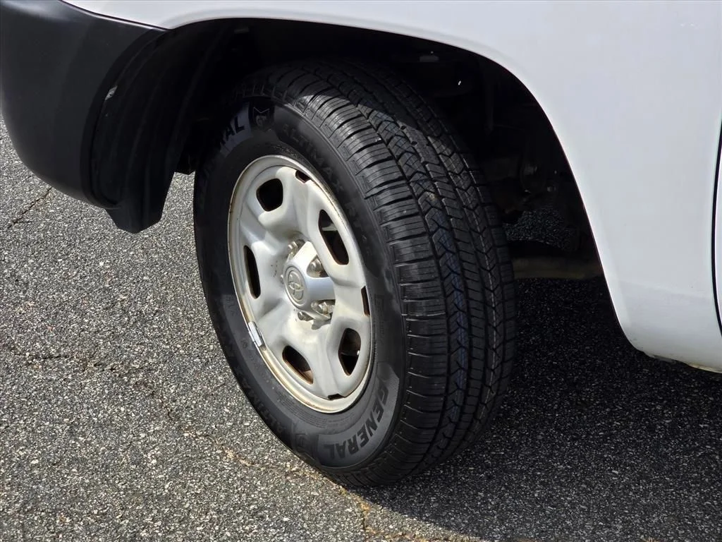 Used 2007 White Toyota  image 27