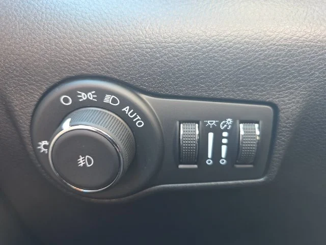 Used 2025 Red Jeep Limited image 27