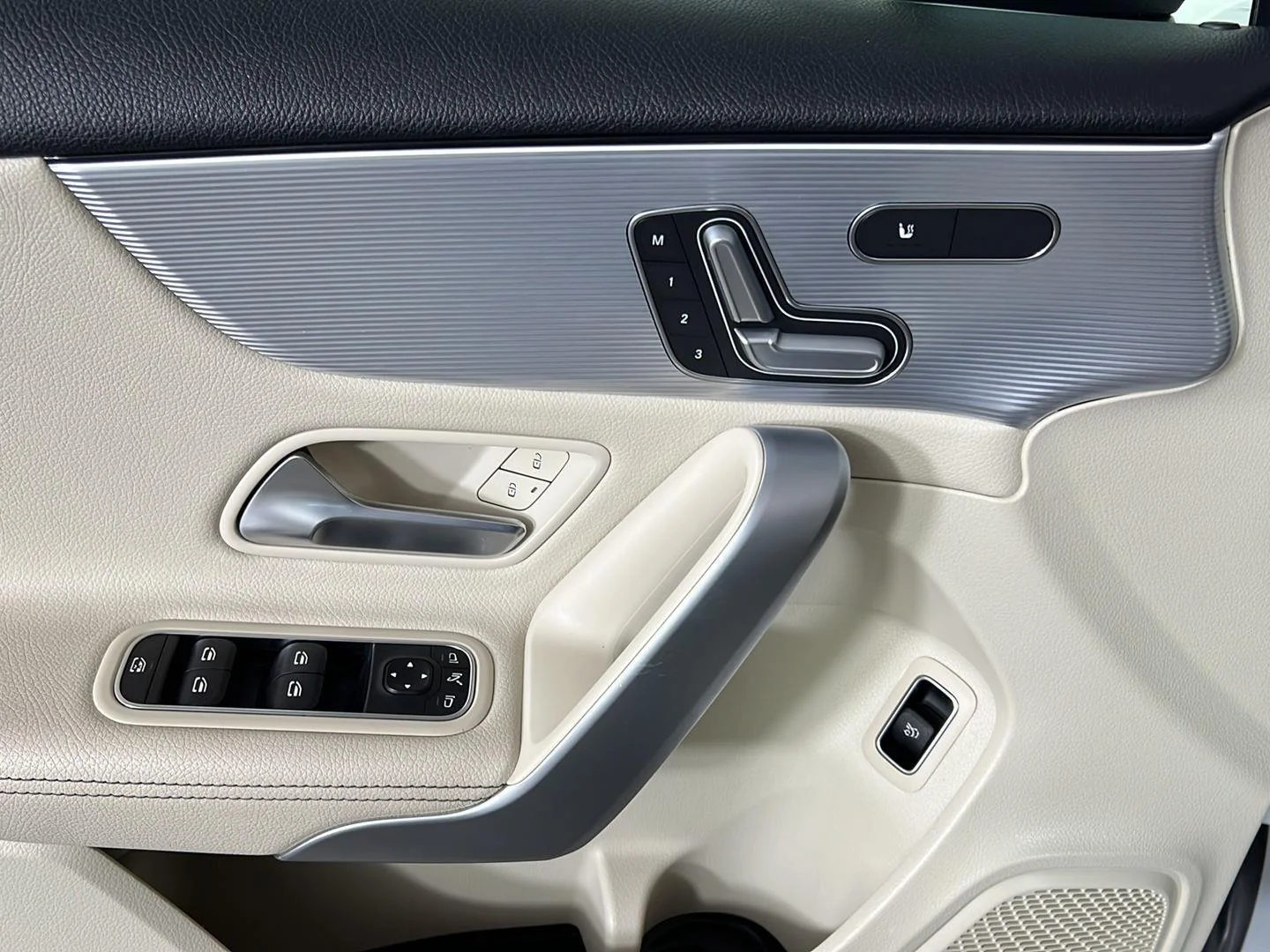 Used 2020 Digital White Pearl Metallic Mercedes-Benz A 220 image 4