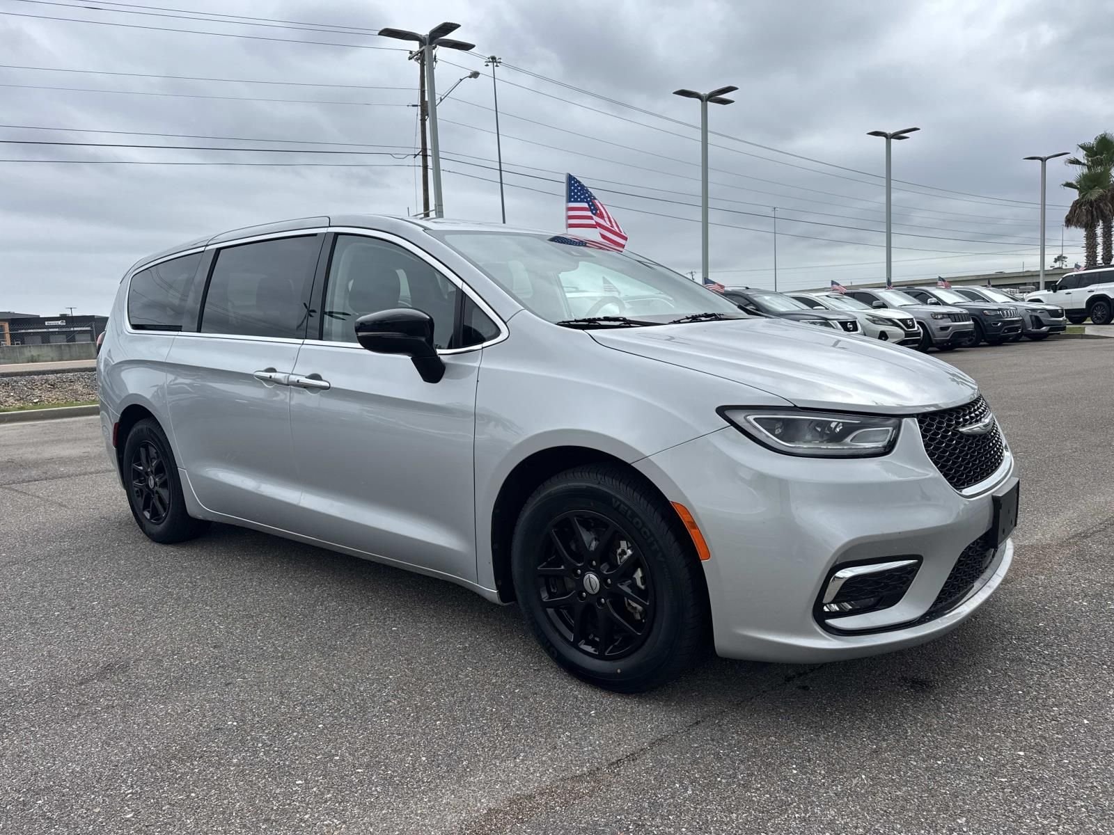 Used 2024 Silver Chrysler Touring L image 3