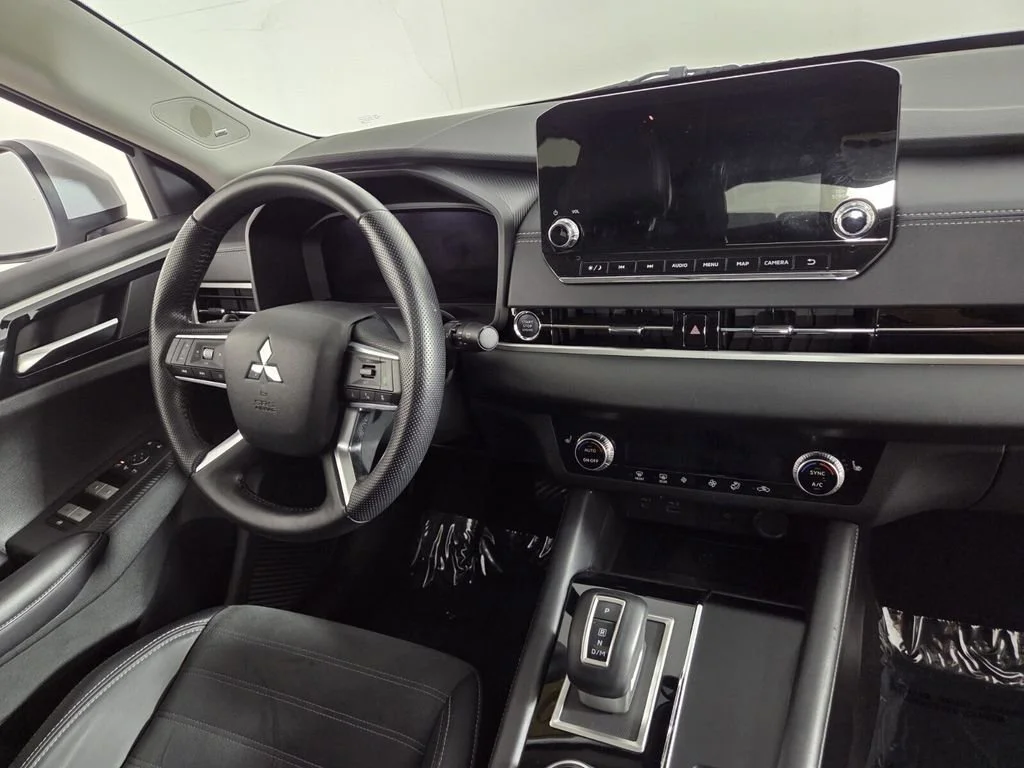 Used 2024 White Mitsubishi SE Black Edition image 27