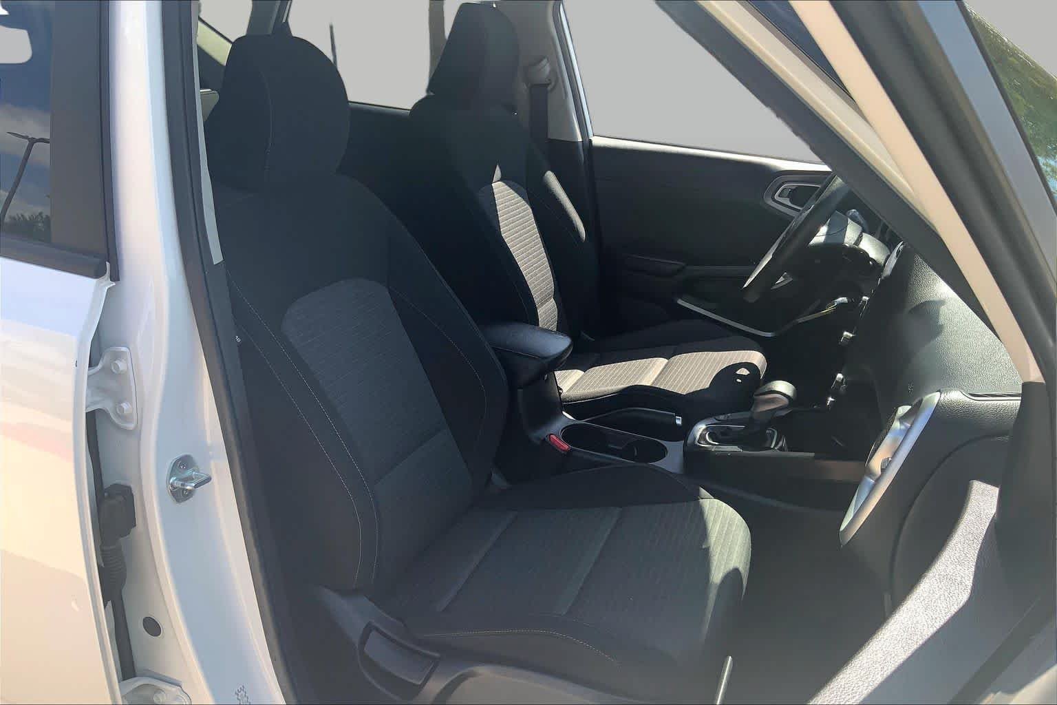 Used 2021 Snow White Pearl Kia S image 9