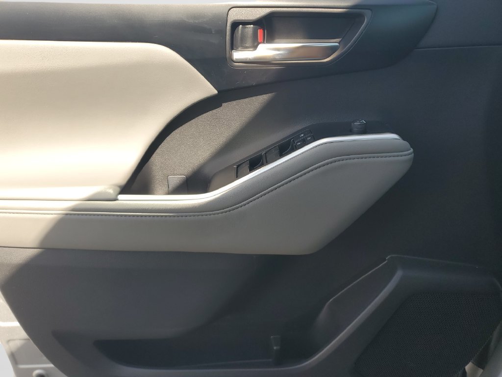 Used 2025 Silver Toyota XLE image 19