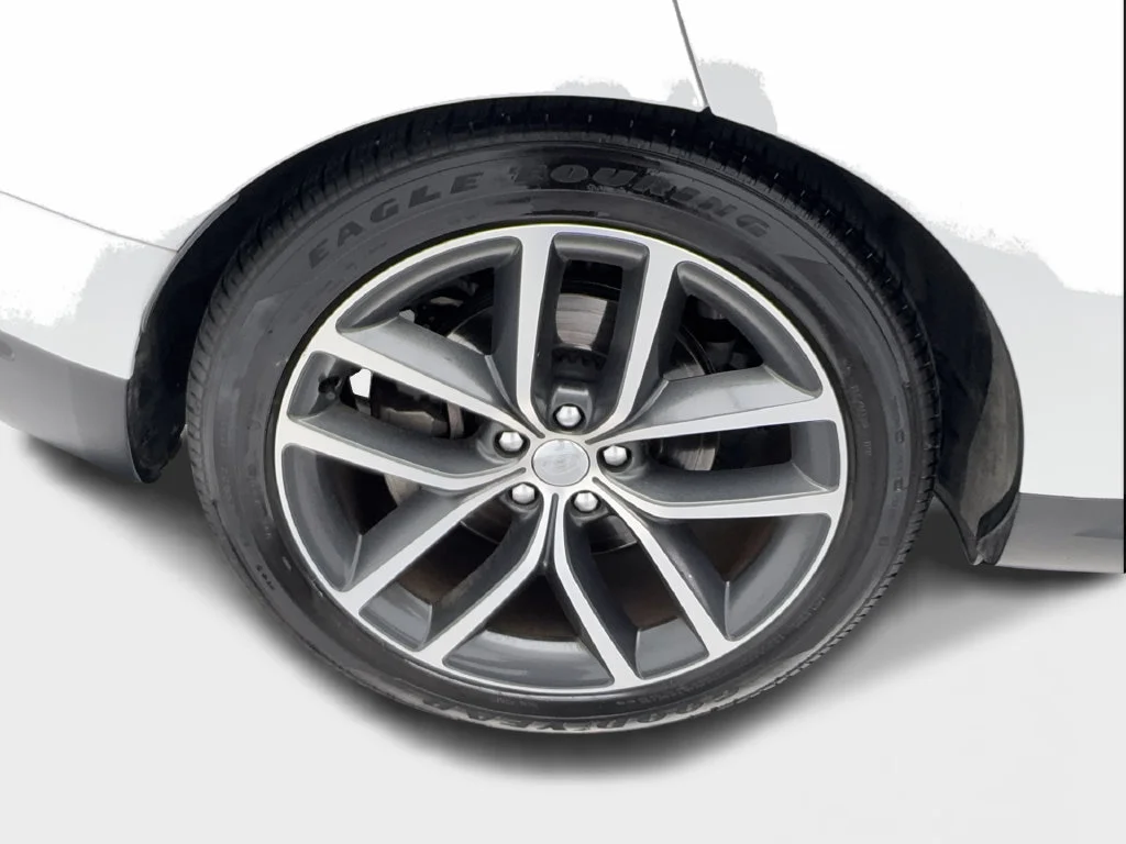 Used 2023 White Land Rover SE image 18