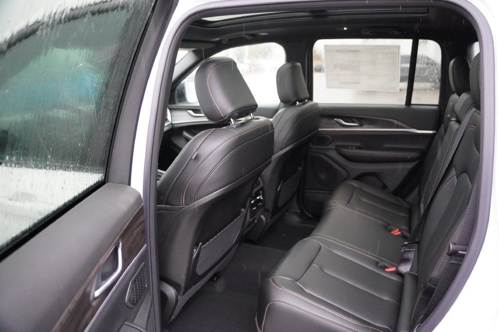 New 2026 Bright White Clear-Coat Exterior Paint Jeep Limited image 11