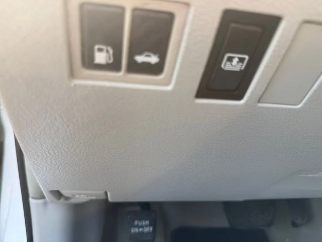 Used 2011 Silver Toyota Limited image 27