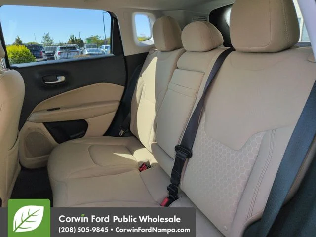 Used 2018 Billet Silver Metallic Clearcoat Jeep  image 26