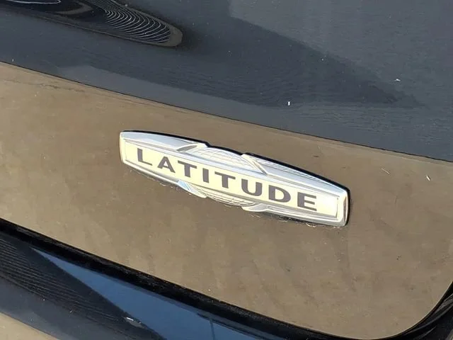 Used 2024  Jeep Latitude image 26