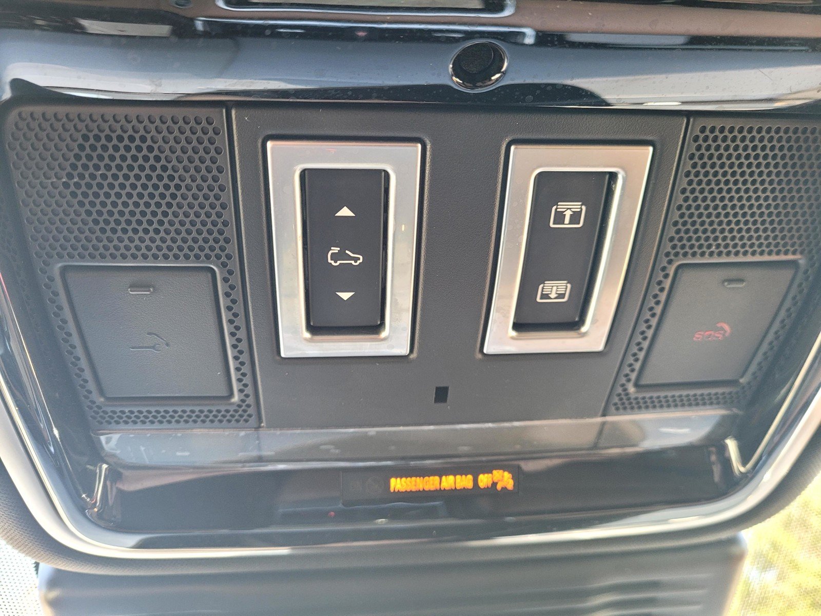 Used 2021 Black Land Rover R-Dynamic HSE image 23