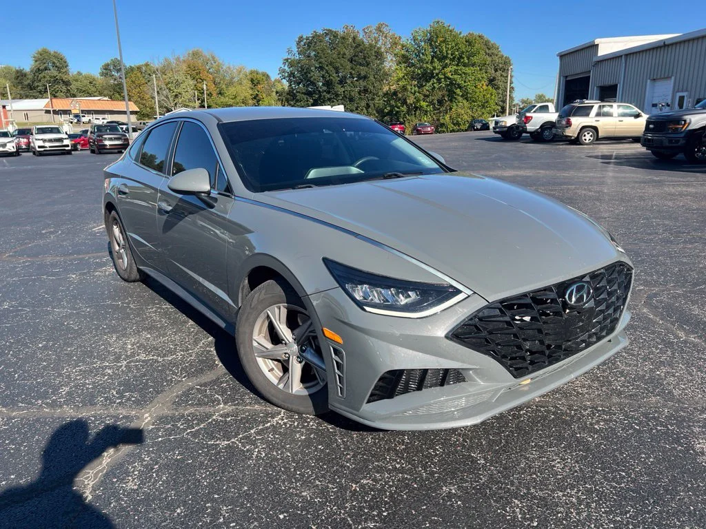 Used 2020 Gray Hyundai SE image 1