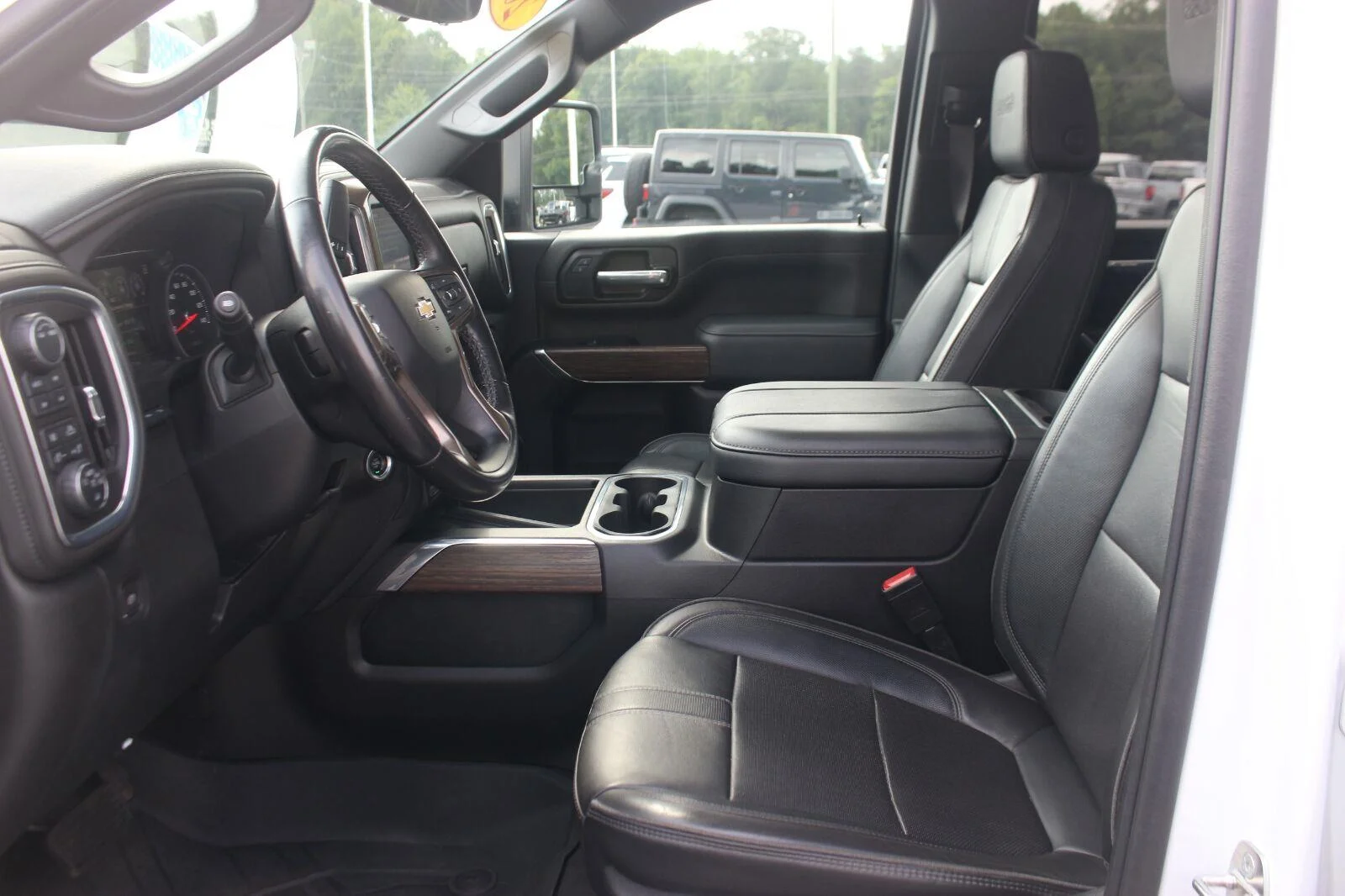 Used 2023 IRIDESCENT PEARL TRICOAT Chevrolet High Country image 17