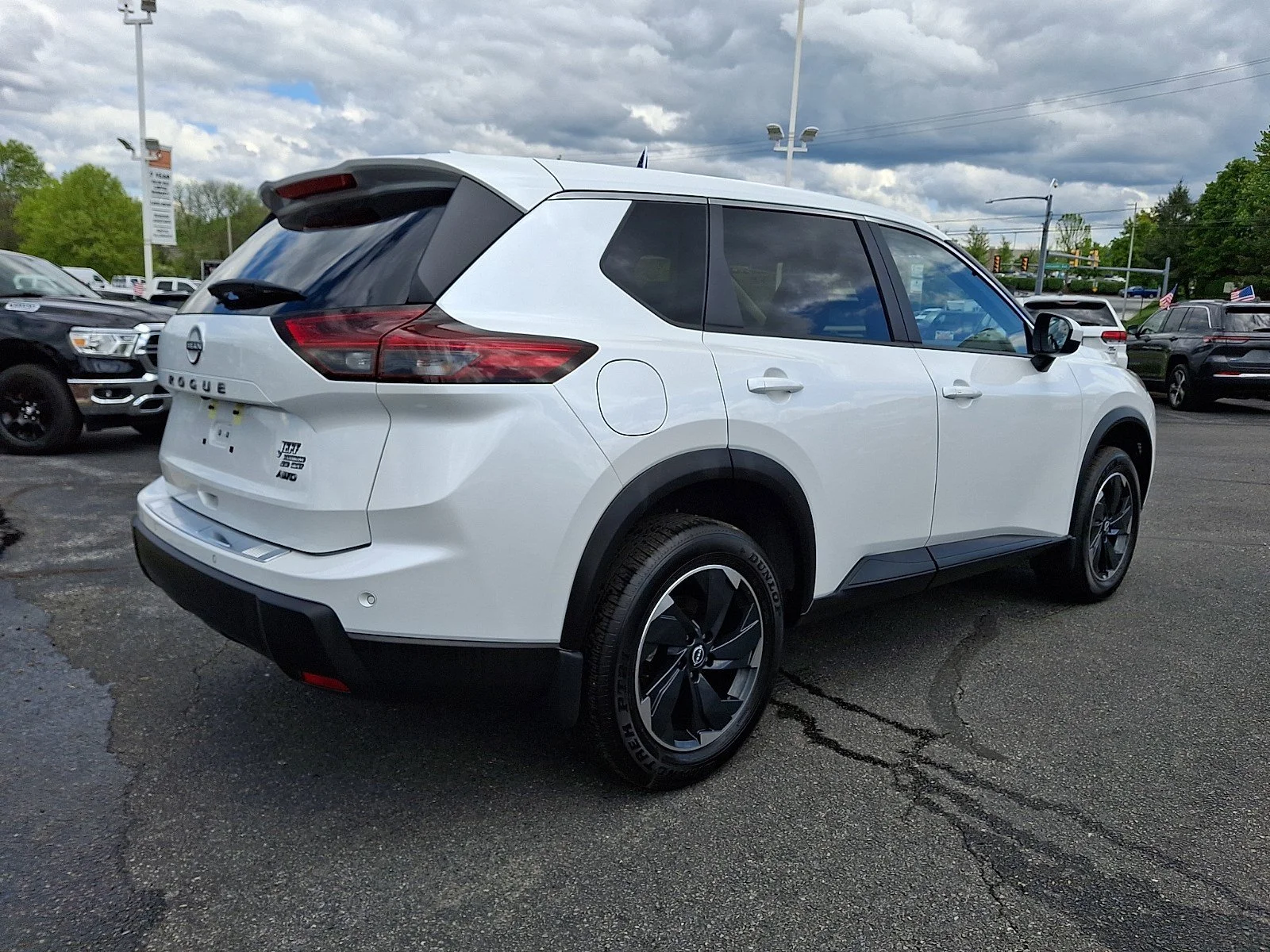 Used 2025 Everest White Pearl Nissan SV image 7