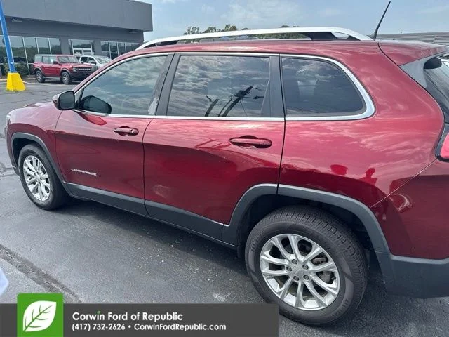 Used 2019 Velvet Red Pearlcoat Jeep Latitude image 4