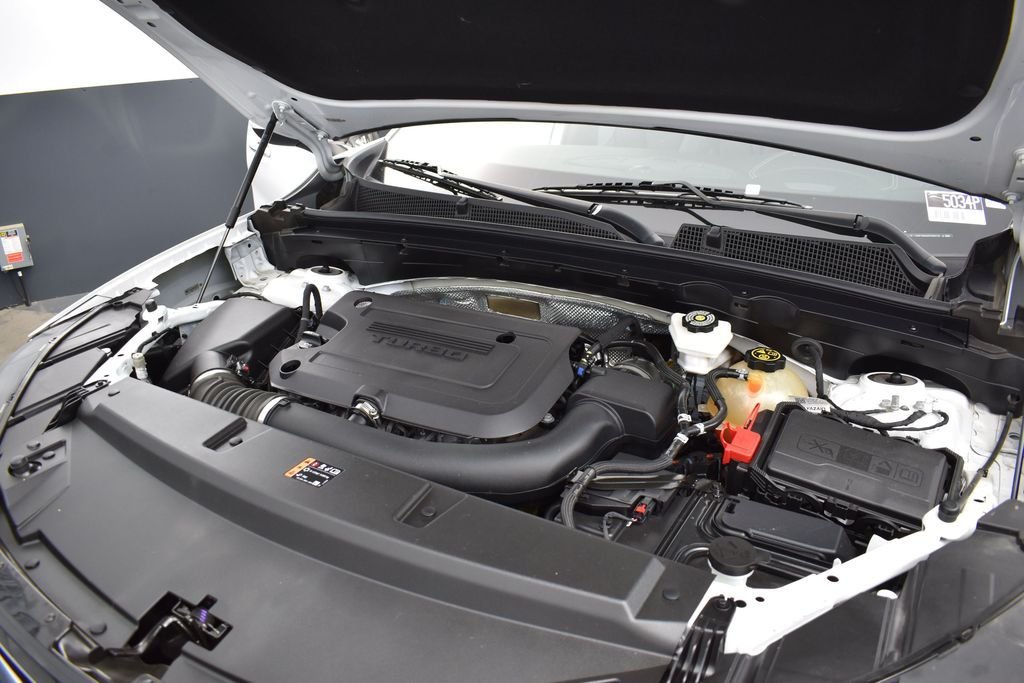 Used 2023 Summit White Buick Essence image 27