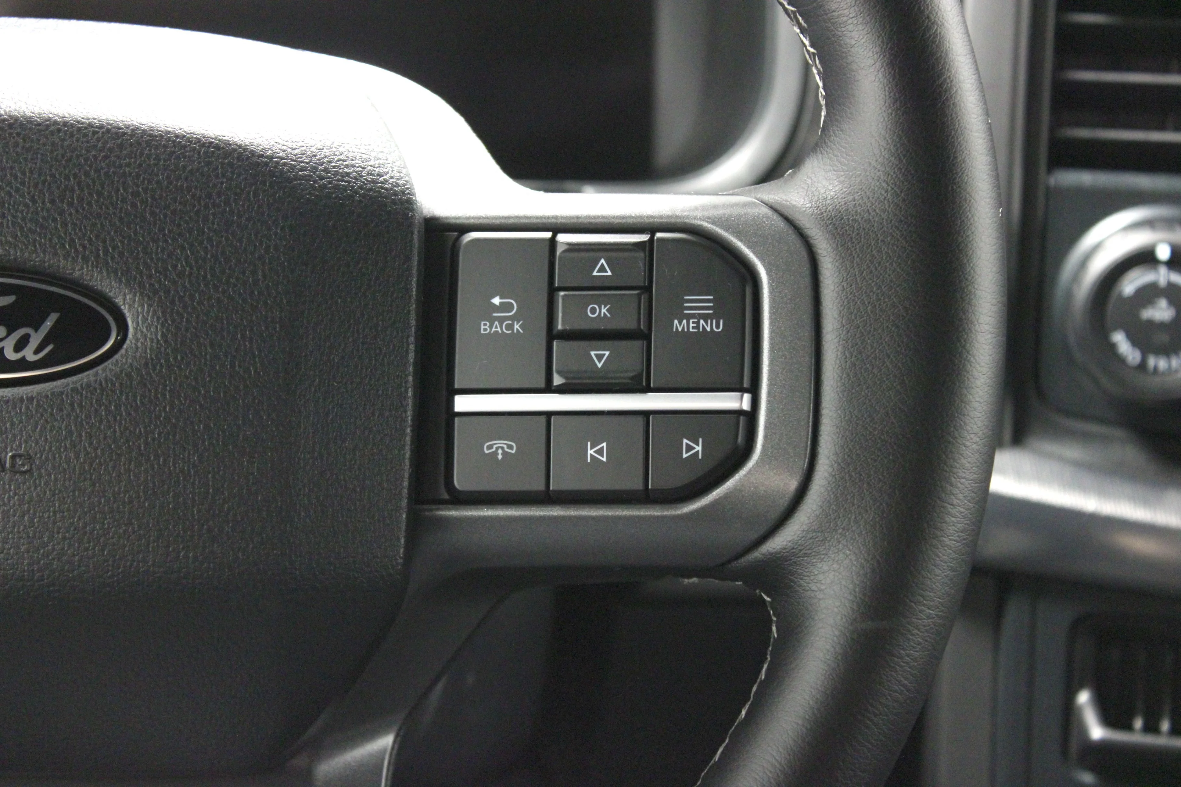 Used 2025 Space White Metallic Ford LARIAT image 26