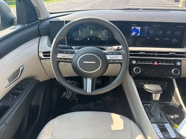 Used 2025  Hyundai SEL image 16