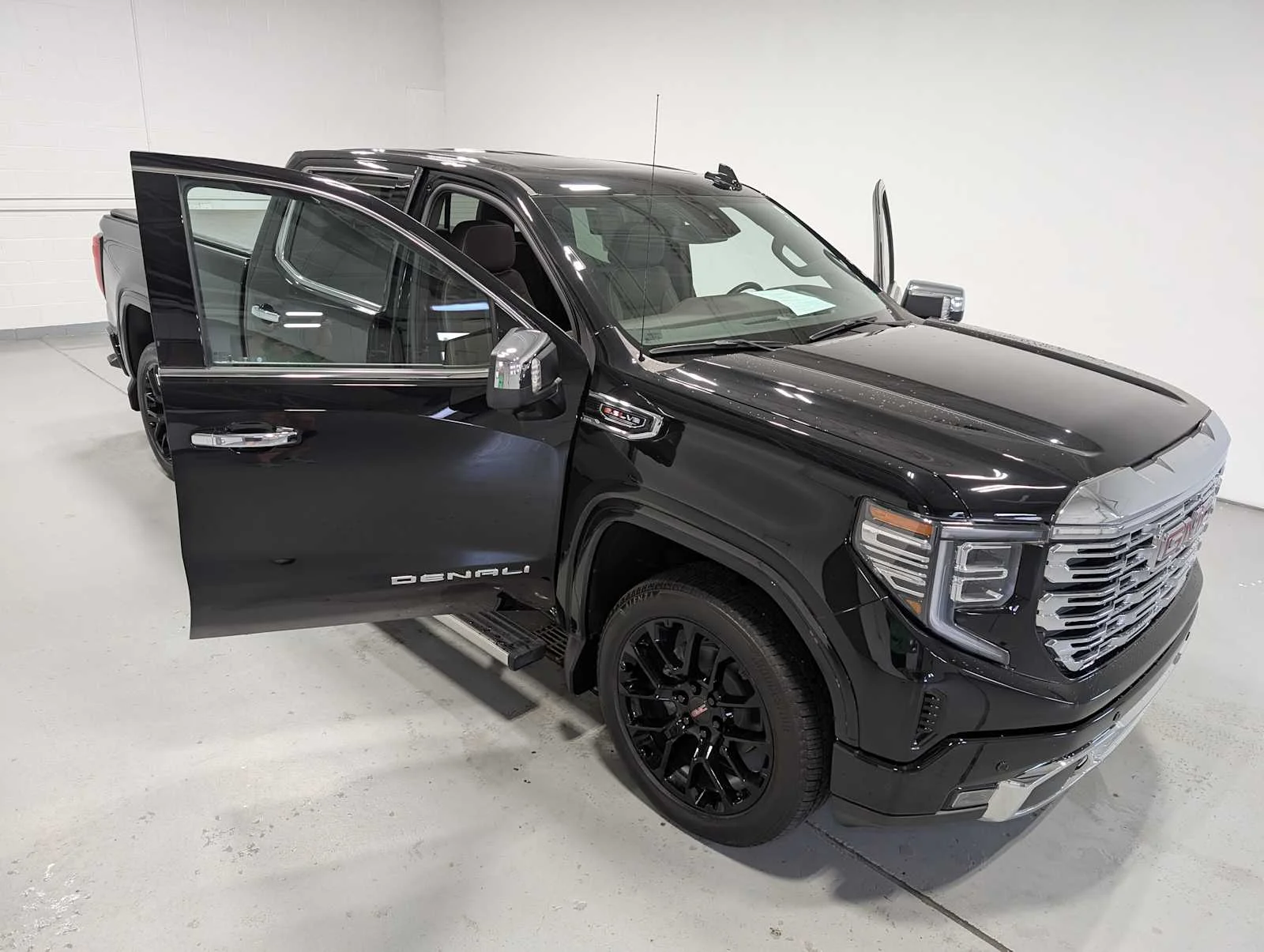 Used 2023 Onyx Black GMC Denali image 19