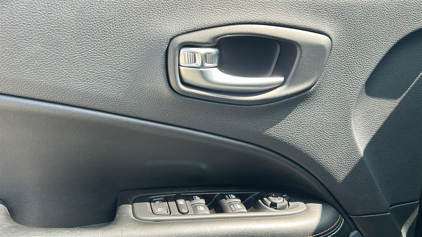 Used 2020 Black Jeep Latitude image 19