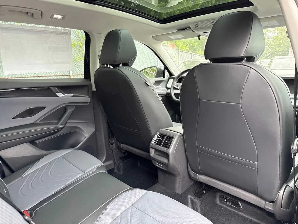 New 2026 Deep Black Pearl Volkswagen SE image 29