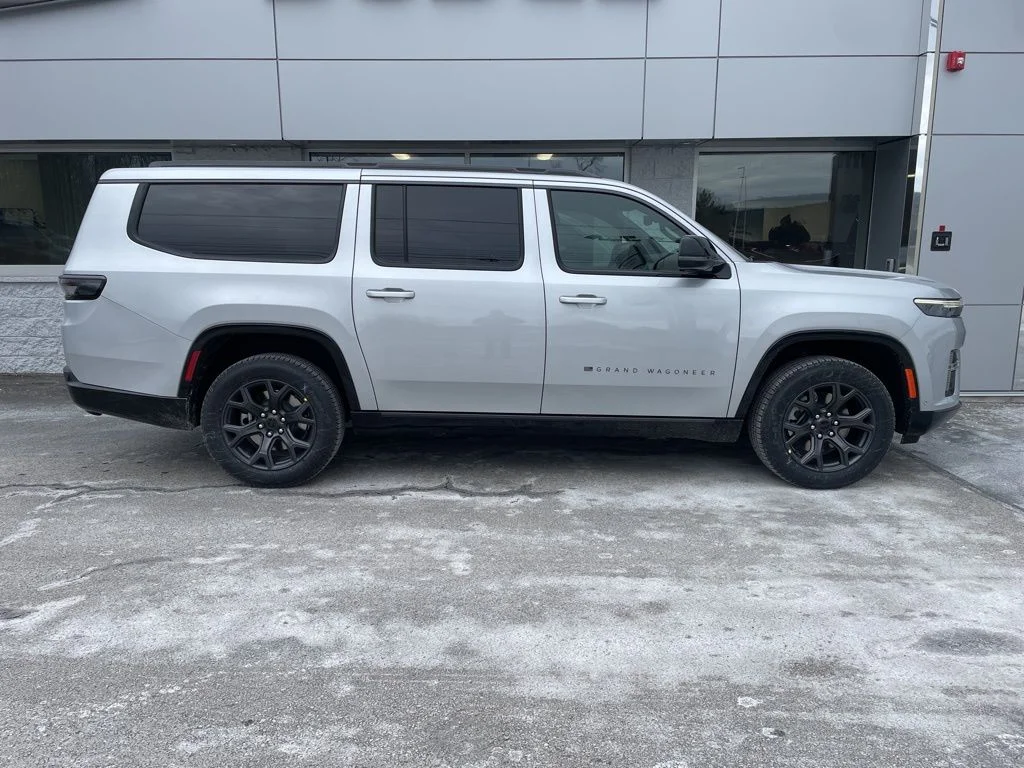 New 2026 Silver-Zynith Exterior Paint Jeep Limited Altitude image 7