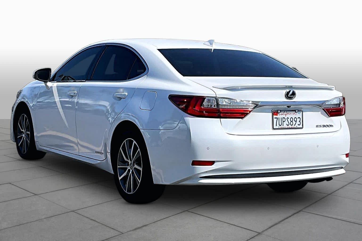 Used 2016 Eminent White Pearl Lexus Hybrid image 11