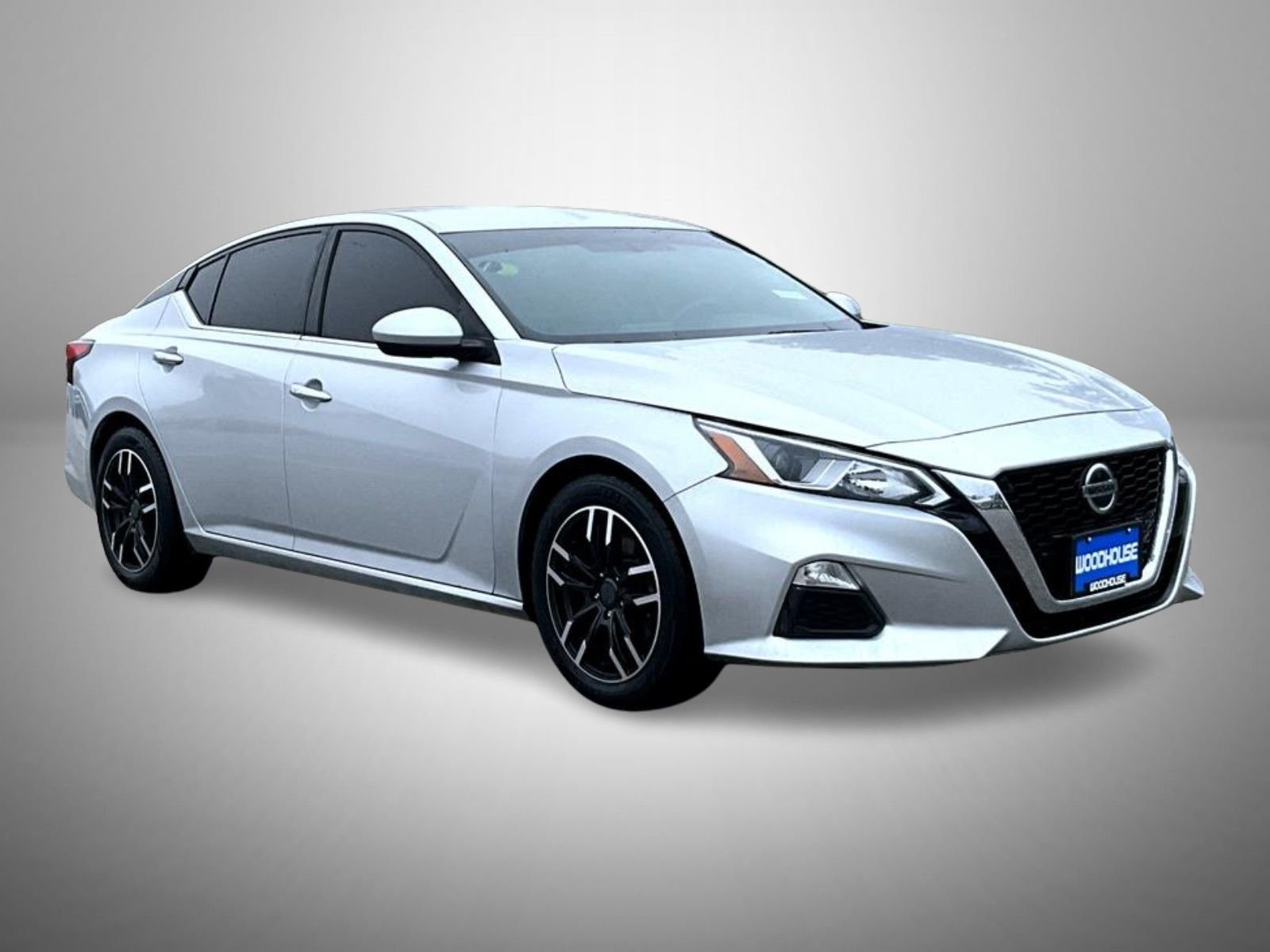 Used 2020 Silver Nissan 2.5 S image 3