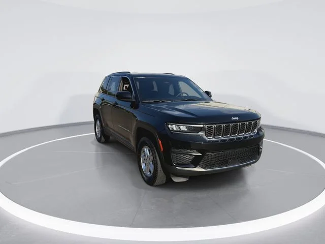 Used 2025 Black Jeep Laredo image 3
