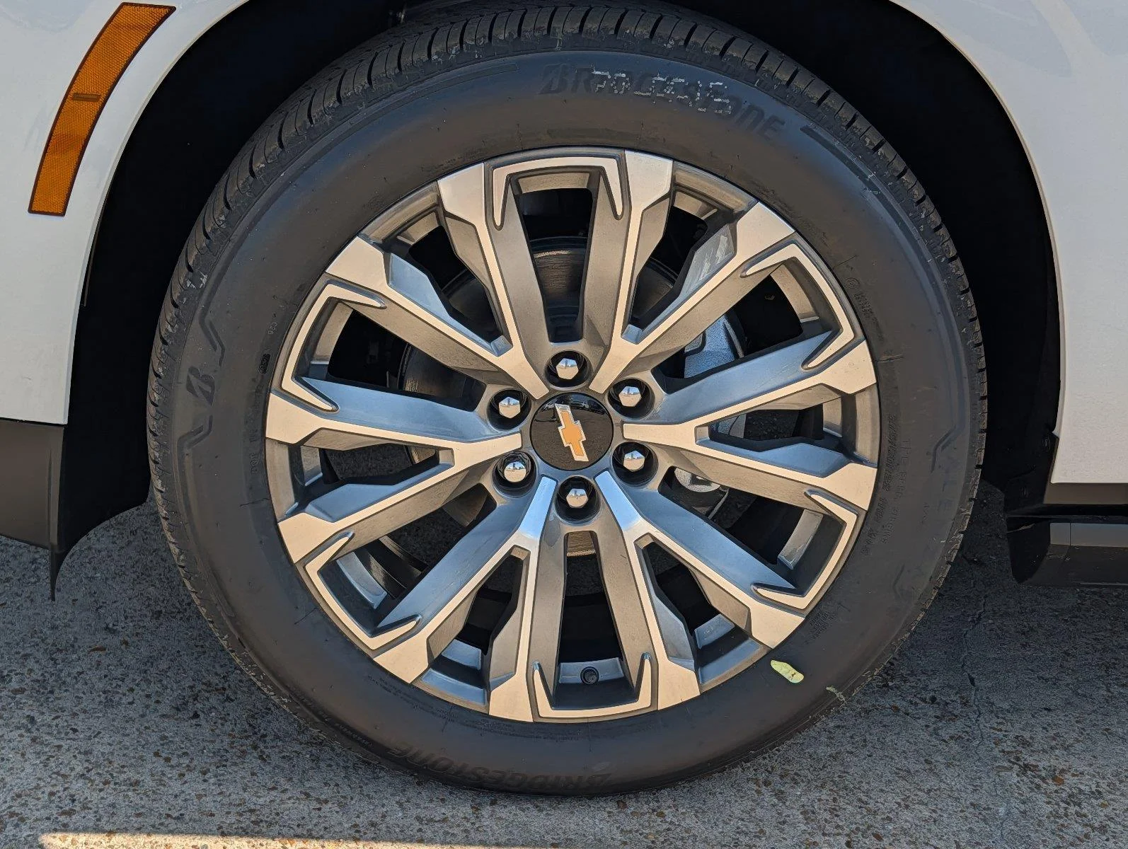 New 2027 Polar White Tricoat Chevrolet High Country image 10