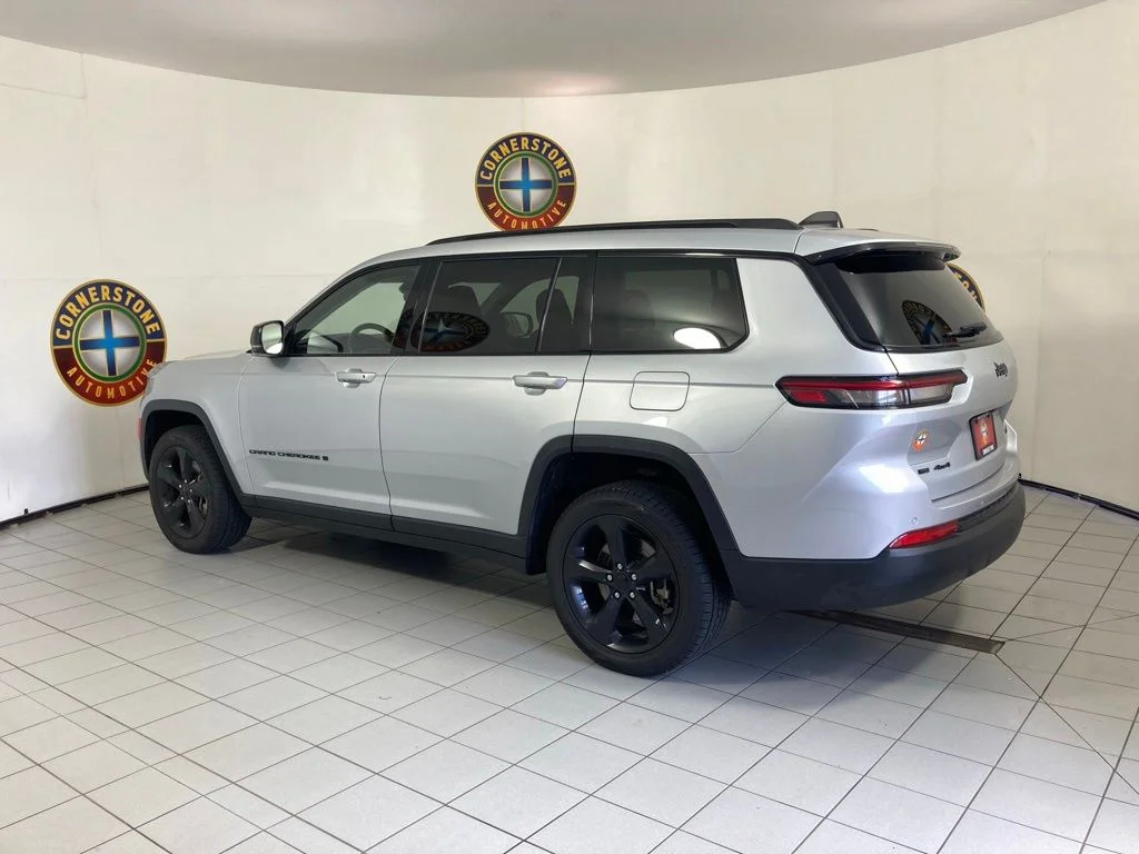 Used 2022 Silver Jeep Limited image 23