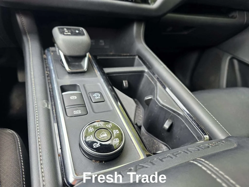 Used 2024 Pearl White Tricoat Nissan SL image 18