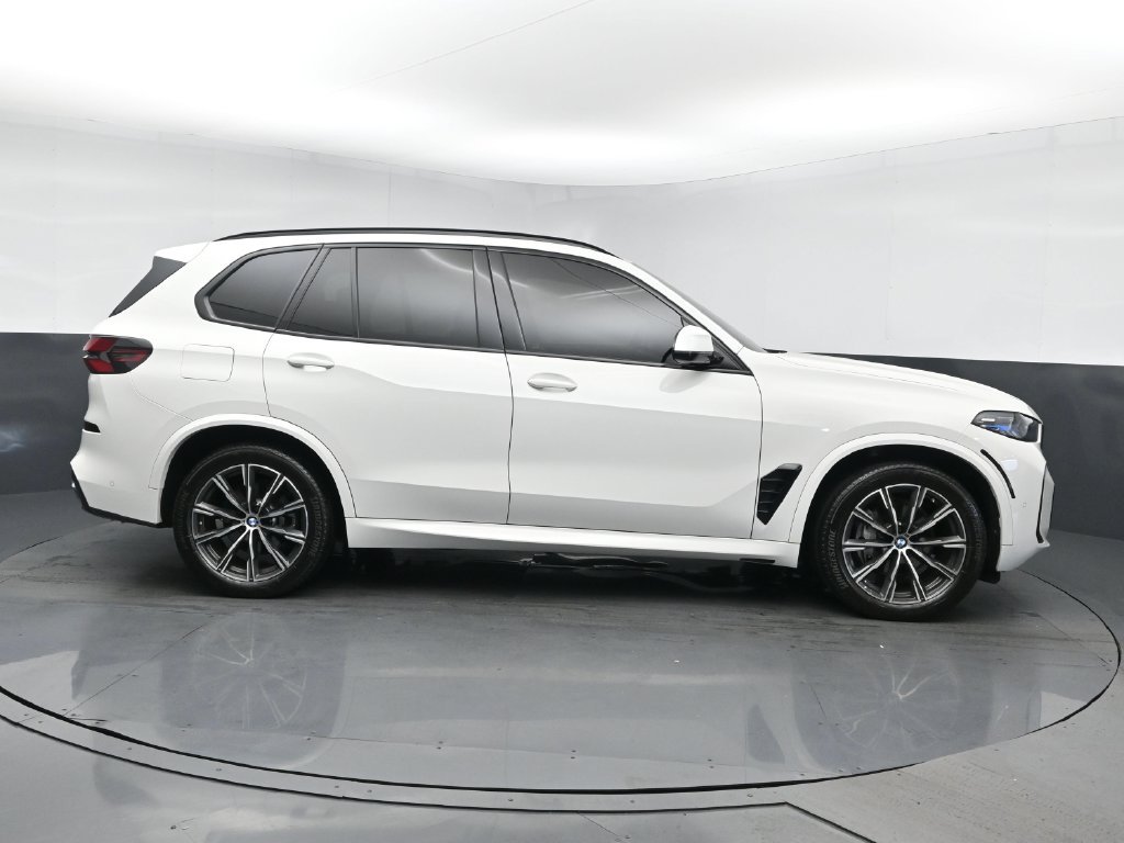 Used 2024 White BMW xDrive40i image 3