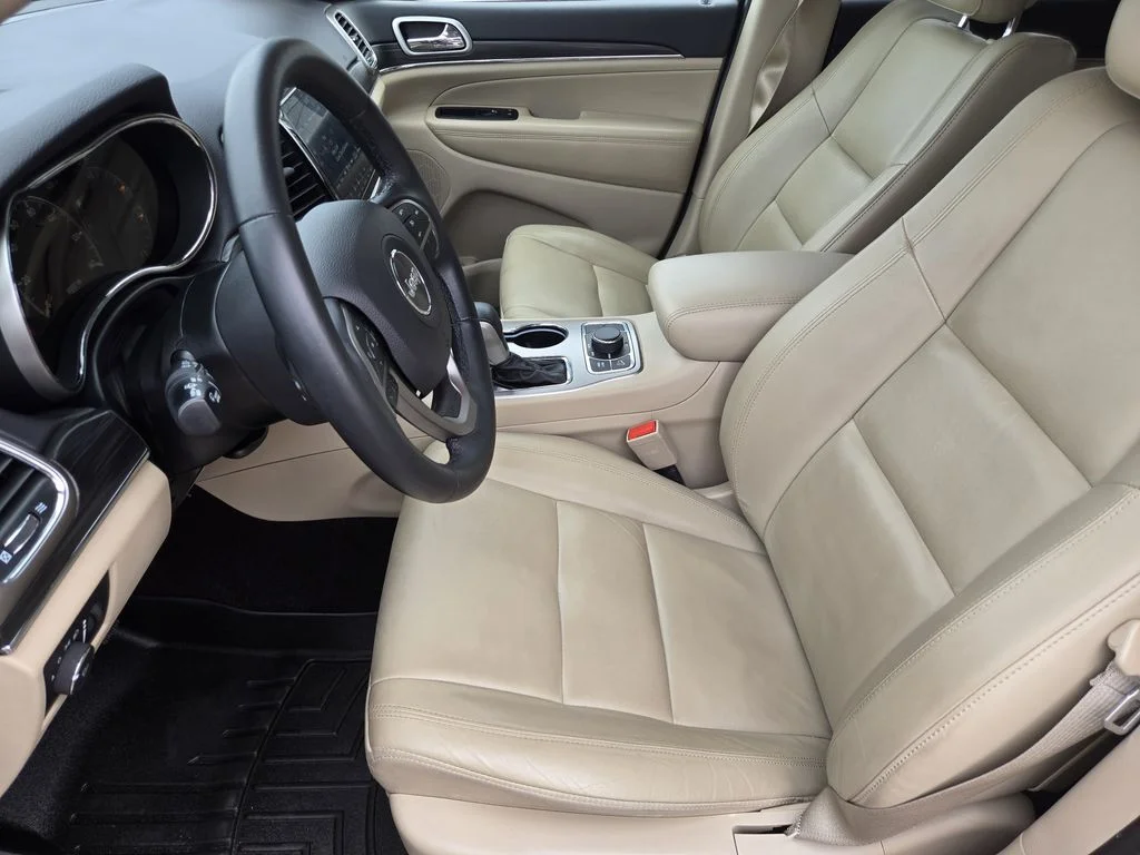 Used 2019 Diamond Black Jeep Limited image 14
