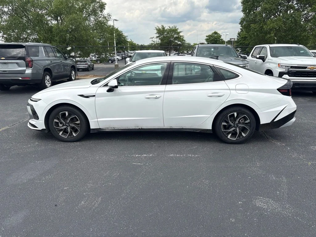 Used 2025 White Hyundai SEL image 6