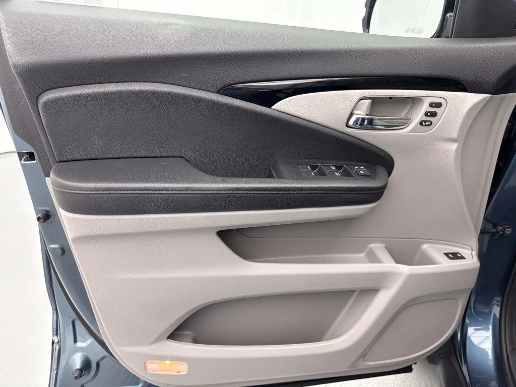 2022 Honda Pilot TOURING SUV Slide 17