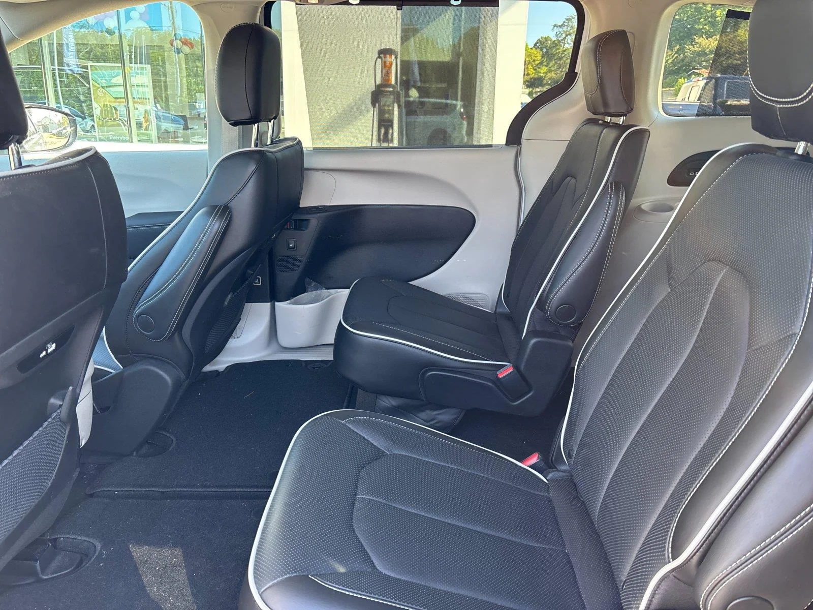 Used 2023  Chrysler Limited image 32