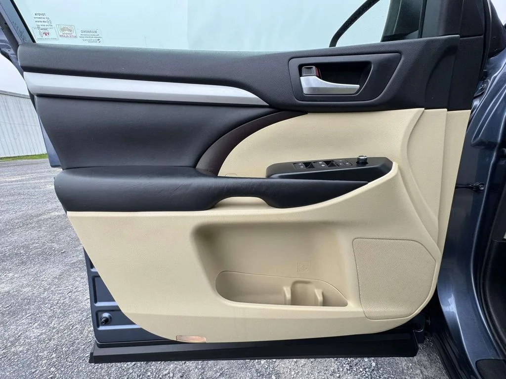 Used 2018 Blue Toyota XLE image 27