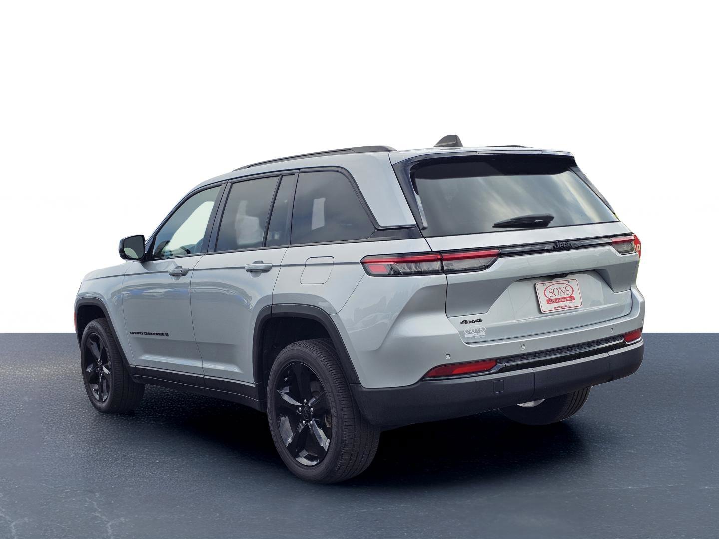 Used 2023 Silver Zynith Jeep Altitude image 12