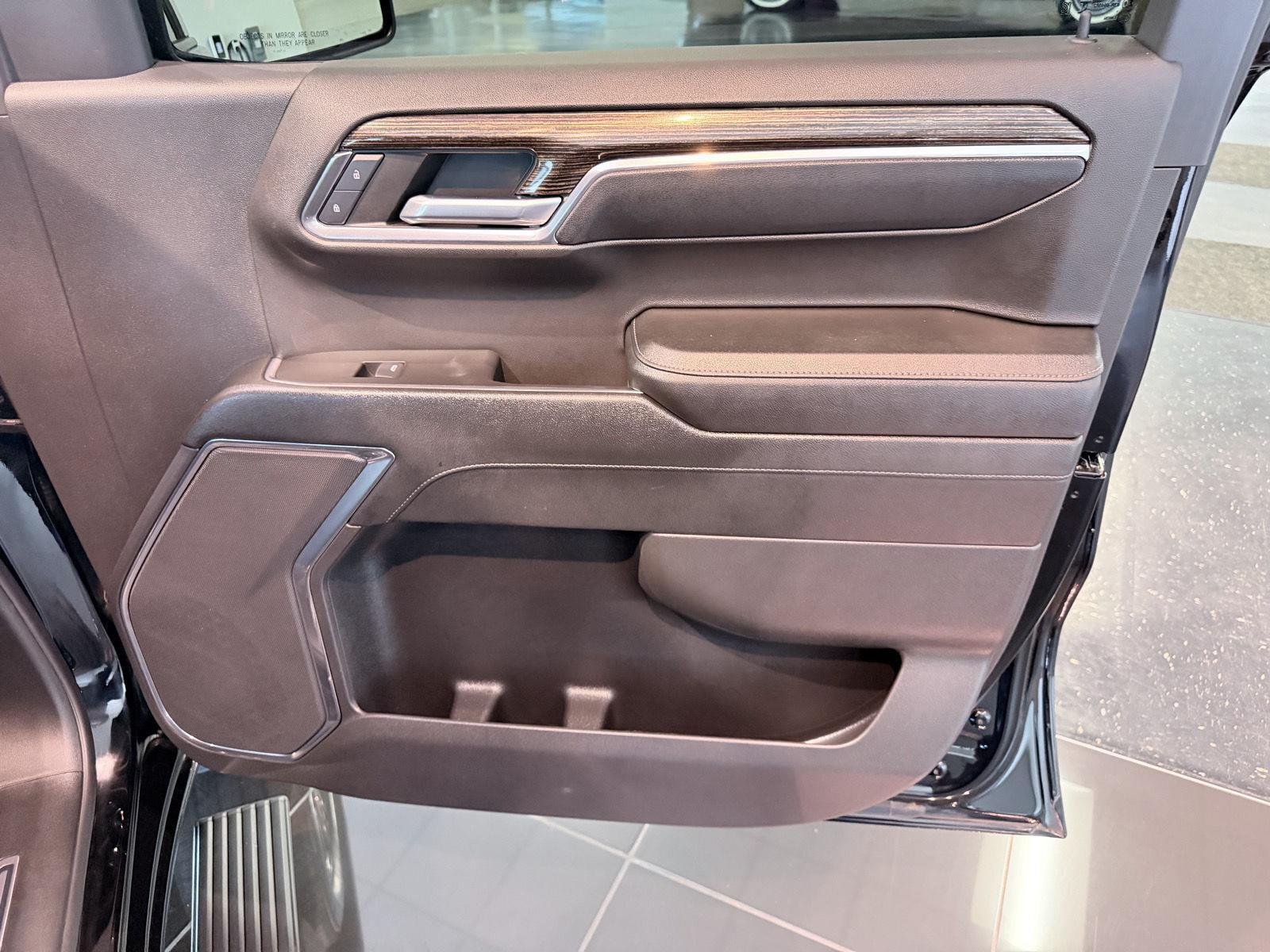 Used 2024 Onyx Black GMC Elevation image 27
