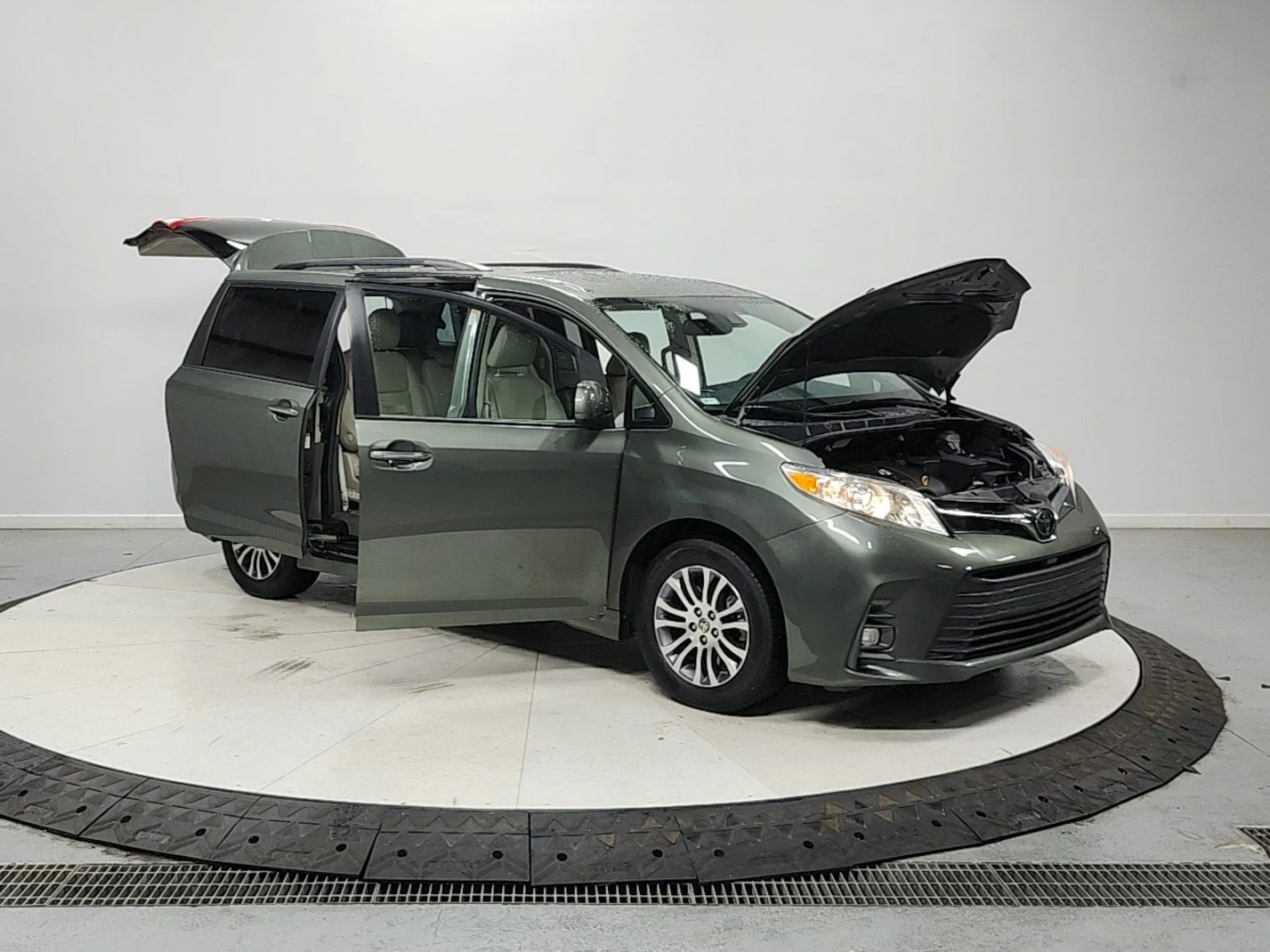 Used 2020 Green Toyota XLE Premium image 10