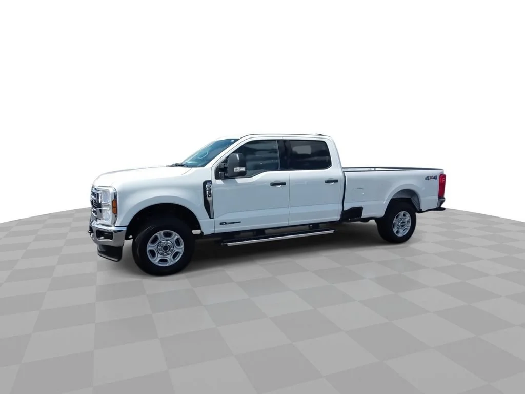 Used 2025 White Ford XL image 4