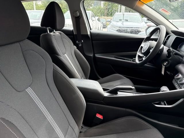 Used 2025 White Hyundai SE image 9