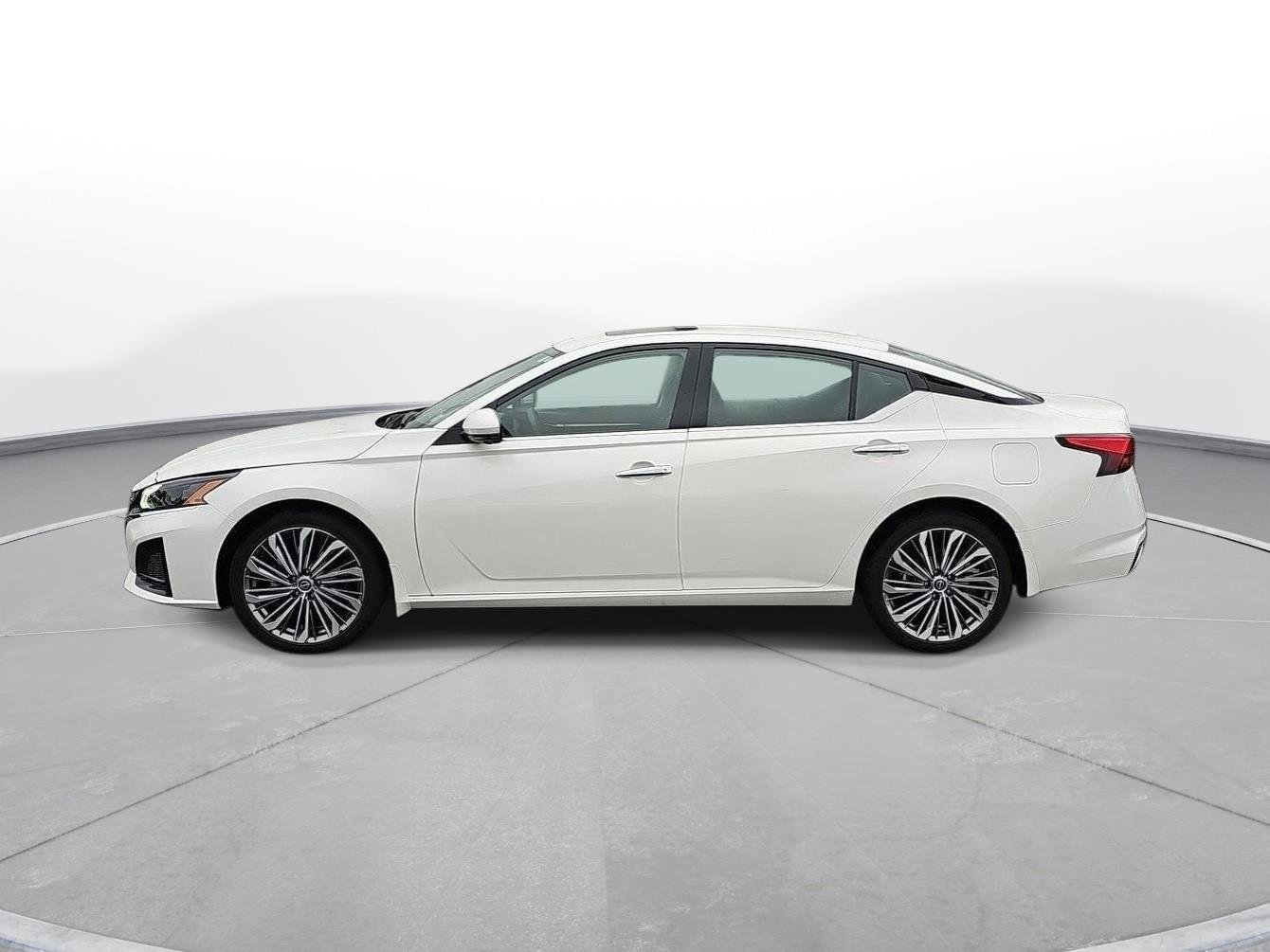 Used 2023 Pearl White Tricoat Nissan 2.5 SL image 9