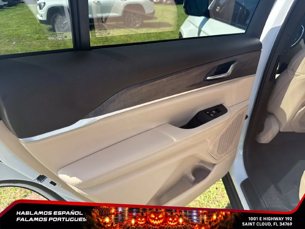 Used 2025 White Jeep Limited 4x4 image 22